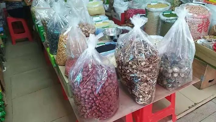 散装食品“裸露”经营隐患多 市场粮油店、杂货店超门线售卖无标签食品调查